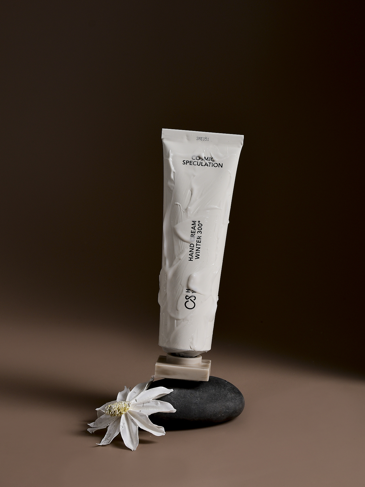 宇宙的猜想-護(hù)手霜拍攝（圖ZMzYwOTEwNDA4） - 時尚/藝術(shù)攝影 - 站酷設(shè)計師浪漫小玉原創(chuàng)素材 - 站酷ZCOOL