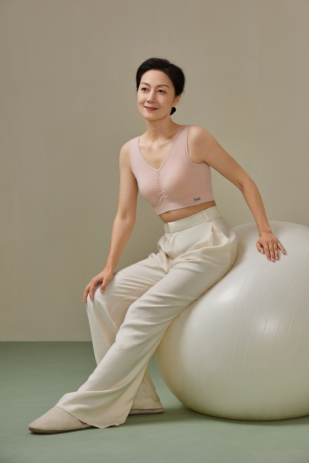 HEIBAI电商 | 中老年文胸也能拍出松弛感（图ZMzU4NzUxOTI0） - 人像摄影 - 站酷设计师杭州黑白影像原创素材 - 站酷ZCOOL