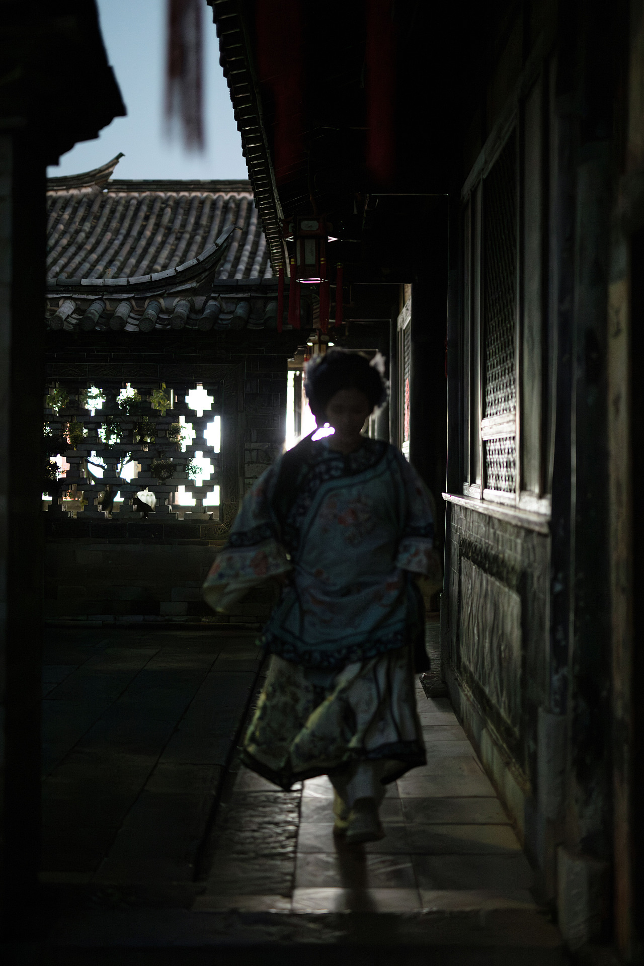 四角天空 走不出的红墙绿砾 古风摄影 清汉女 国风美学（图ZMzYxOTIxNTYw） - 人像摄影 - 站酷设计师Cc成晨原创素材 - 站酷ZCOOL