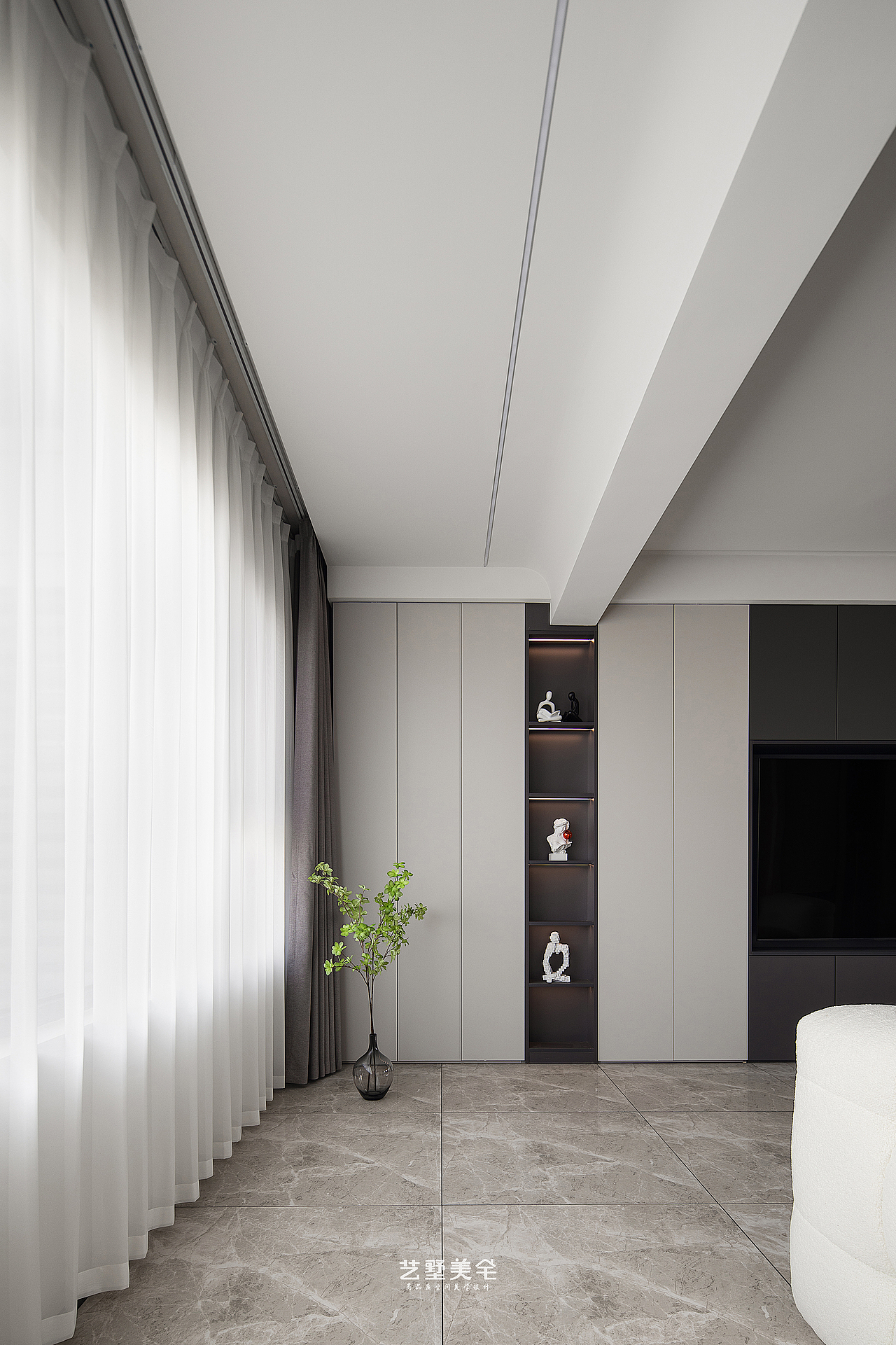 客厅阳台打通后并入宽敞的开放式空间,电视墙做一面通顶柜体,暖灰+高级灰组合,分类设计不同存储空间。
<br>