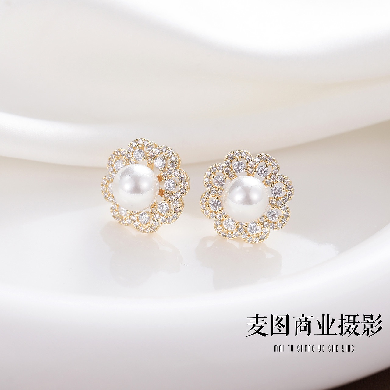 饰品拍摄 小众饰品耳饰静物平铺拍摄珠宝饰品静物拍照（图ZMzY5NzczNzI0） - 产品摄影 - 站酷设计师义乌麦图摄影官网原创素材 - 站酷ZCOOL