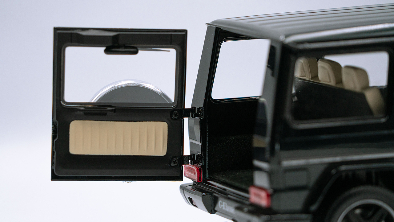 Mercedes-Benz G500 W463 1:18 iScale