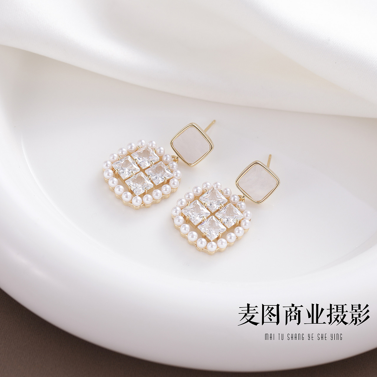 饰品拍摄 小众饰品耳饰静物平铺拍摄珠宝饰品静物拍照（图ZMzY5NzczNzQ0） - 产品摄影 - 站酷设计师义乌麦图摄影官网原创素材 - 站酷ZCOOL
