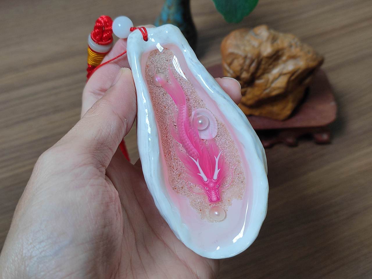 粉红鳌鱼生蚝壳手绘把玩件