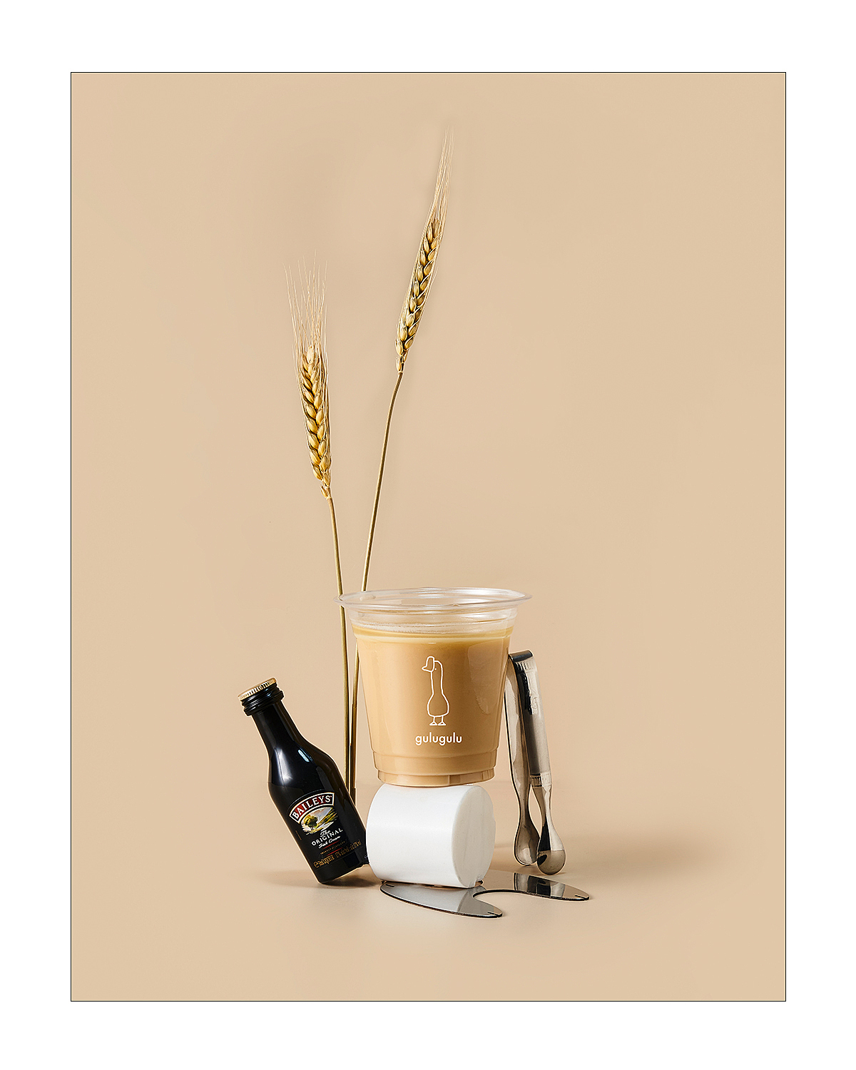 采用堆叠方式和制作咖啡的工具进行创意美术