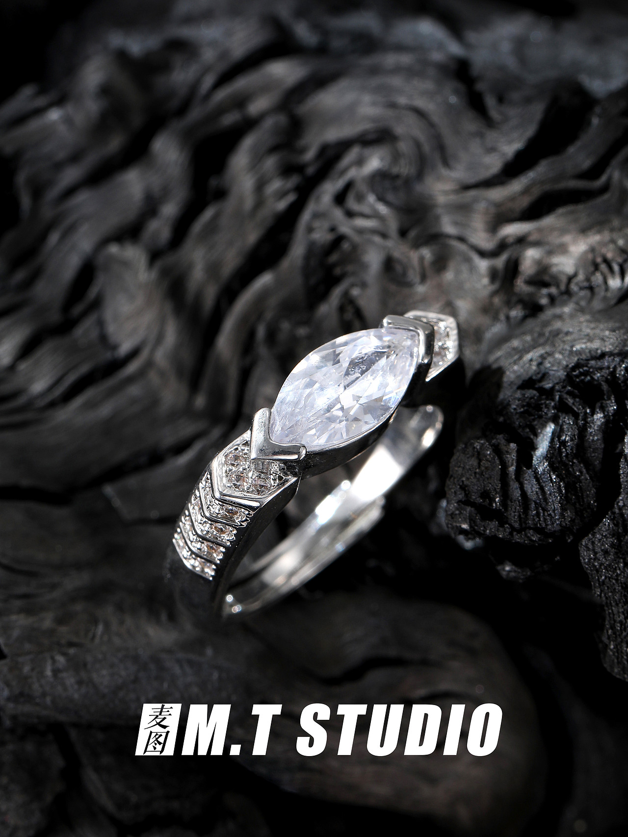 产品摄影 暗黑系男士戒指静物拍摄 男士复古风格静物拍（图ZMzUyOTMyMjU2） - 其他影视 - 站酷设计师义乌麦图摄影官网原创素材 - 站酷ZCOOL