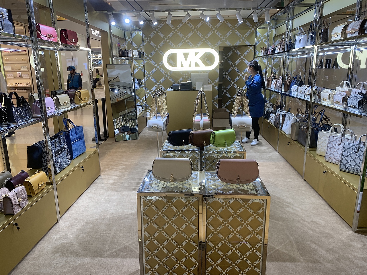 2023 MichaelKors-商超落地（图ZMzQxOTA1Mzk2） - 其他空间 - 站酷设计师yangyanjie615原创素材 - 站酷ZCOOL