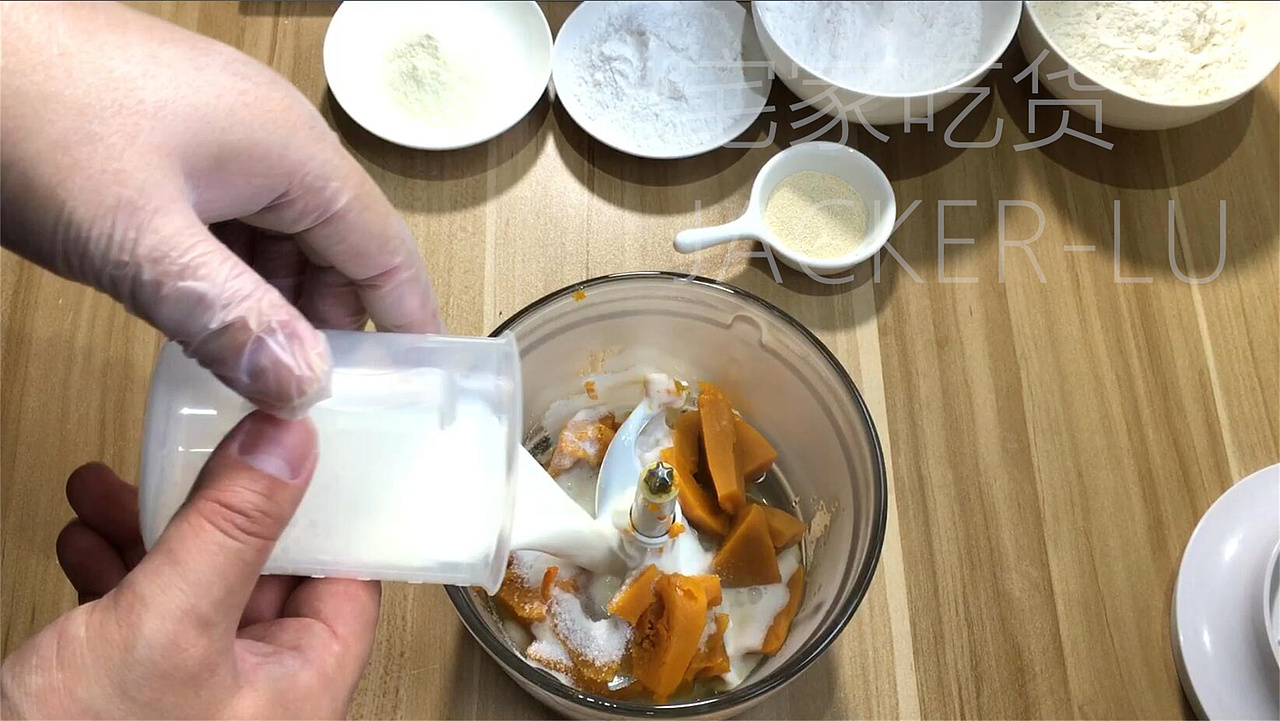 南瓜马拉糕,成品色泽金黄、香甜可口、Q弹有嚼劲。(图ZMzU2NjAyMzYw) - 美食摄影 - 站酷设计师宅家吃货JACKERLU原创素材 - 站酷ZCOOL