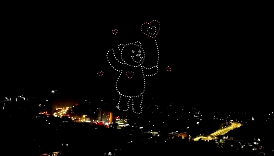 18岁的生日礼物无人机表演祝福灯光秀