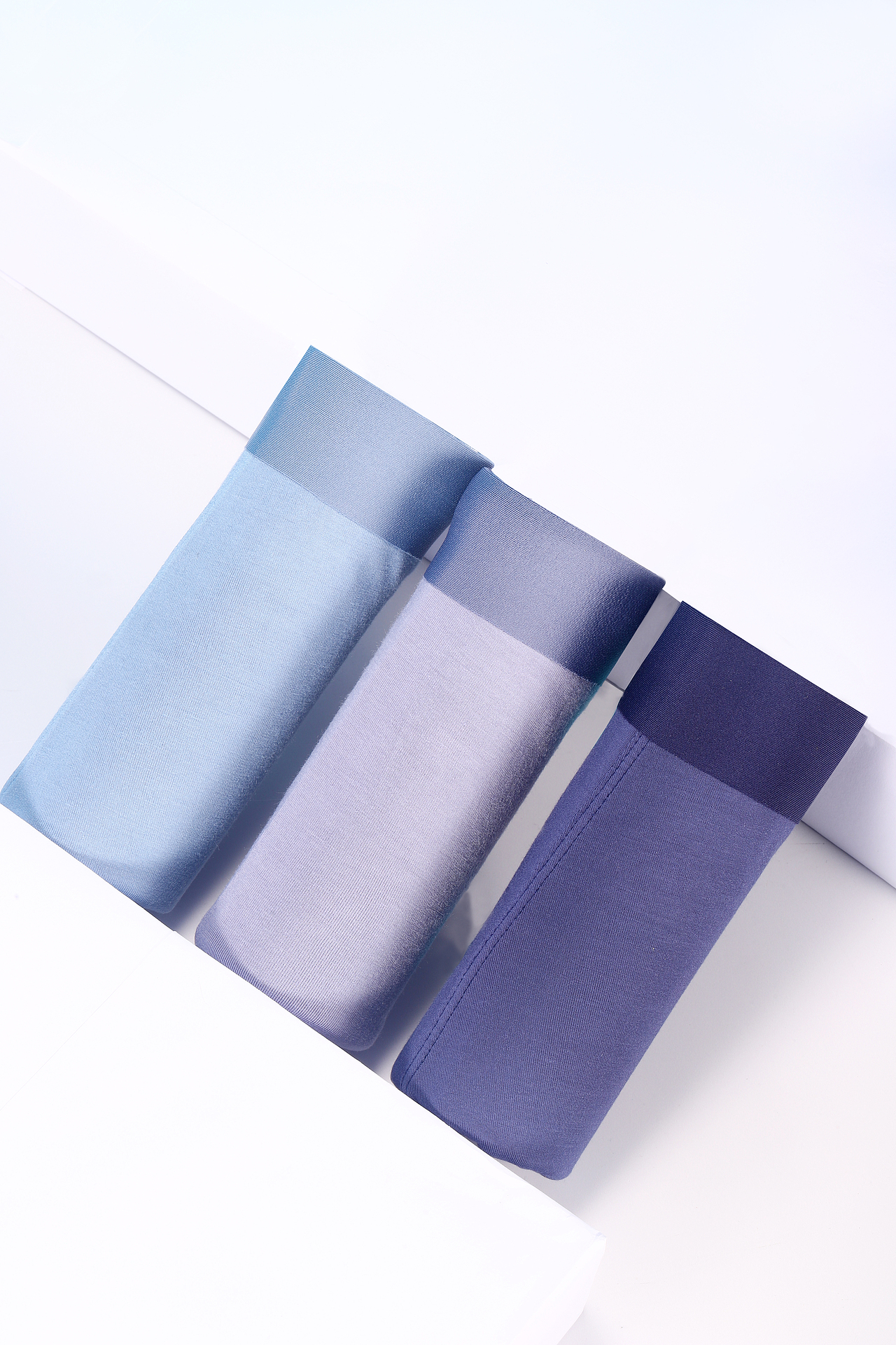 男士内裤纯色背景拍摄