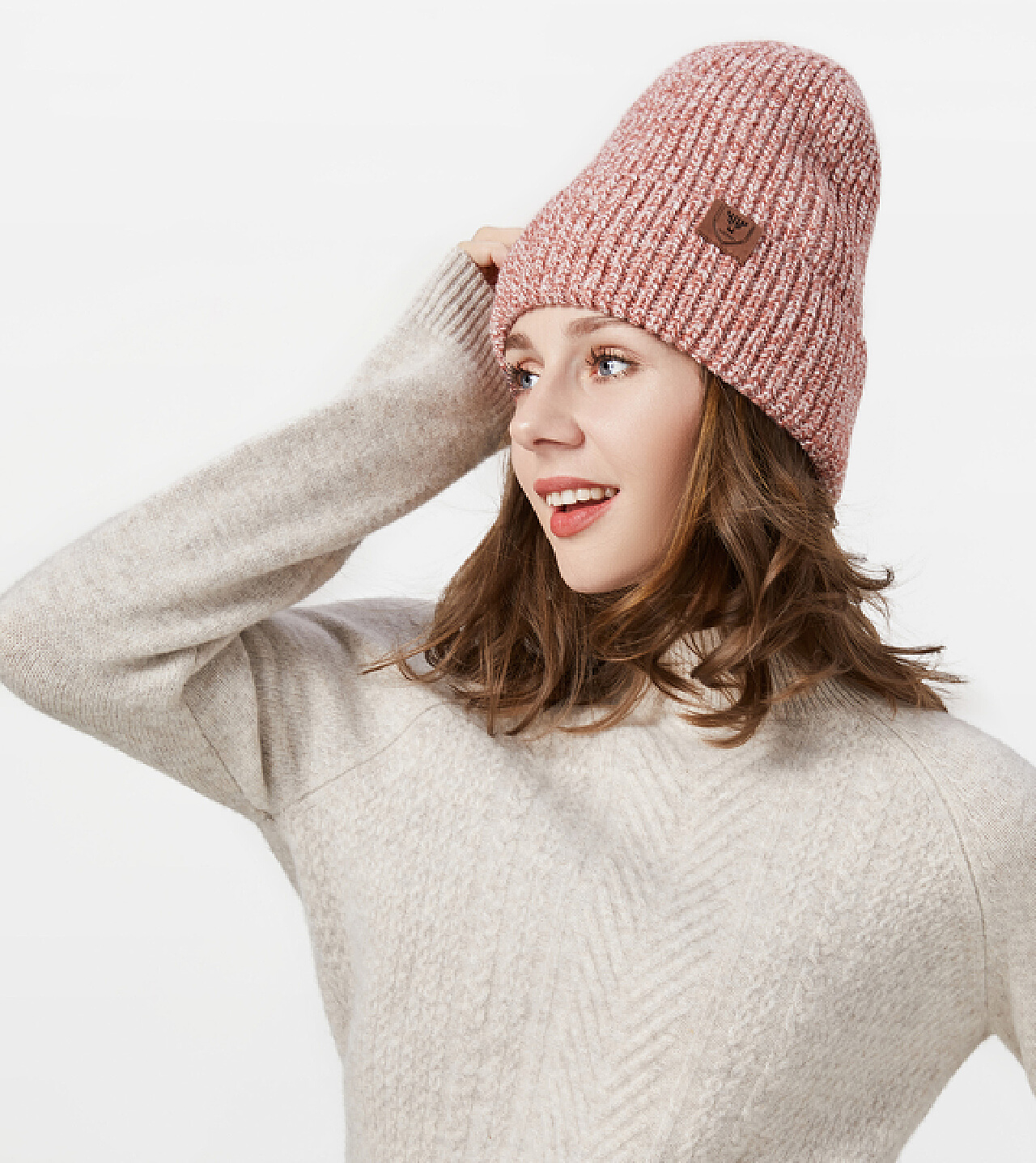 一个年轻美丽的女人的肖像戴着编织的白色帽子。冬天的公园。照片摄影图片_ID:394934697-Veer图库