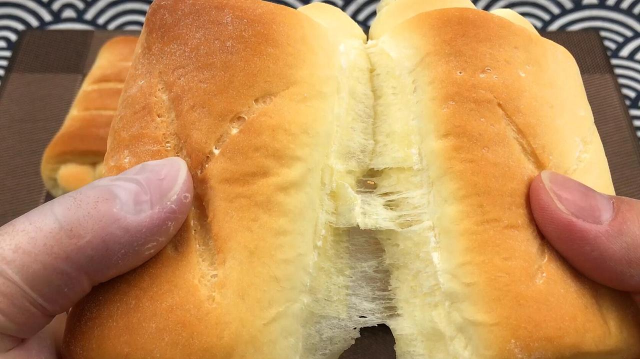超松软牛奶面包,拉丝香甜,又香又软,好吃到爆。