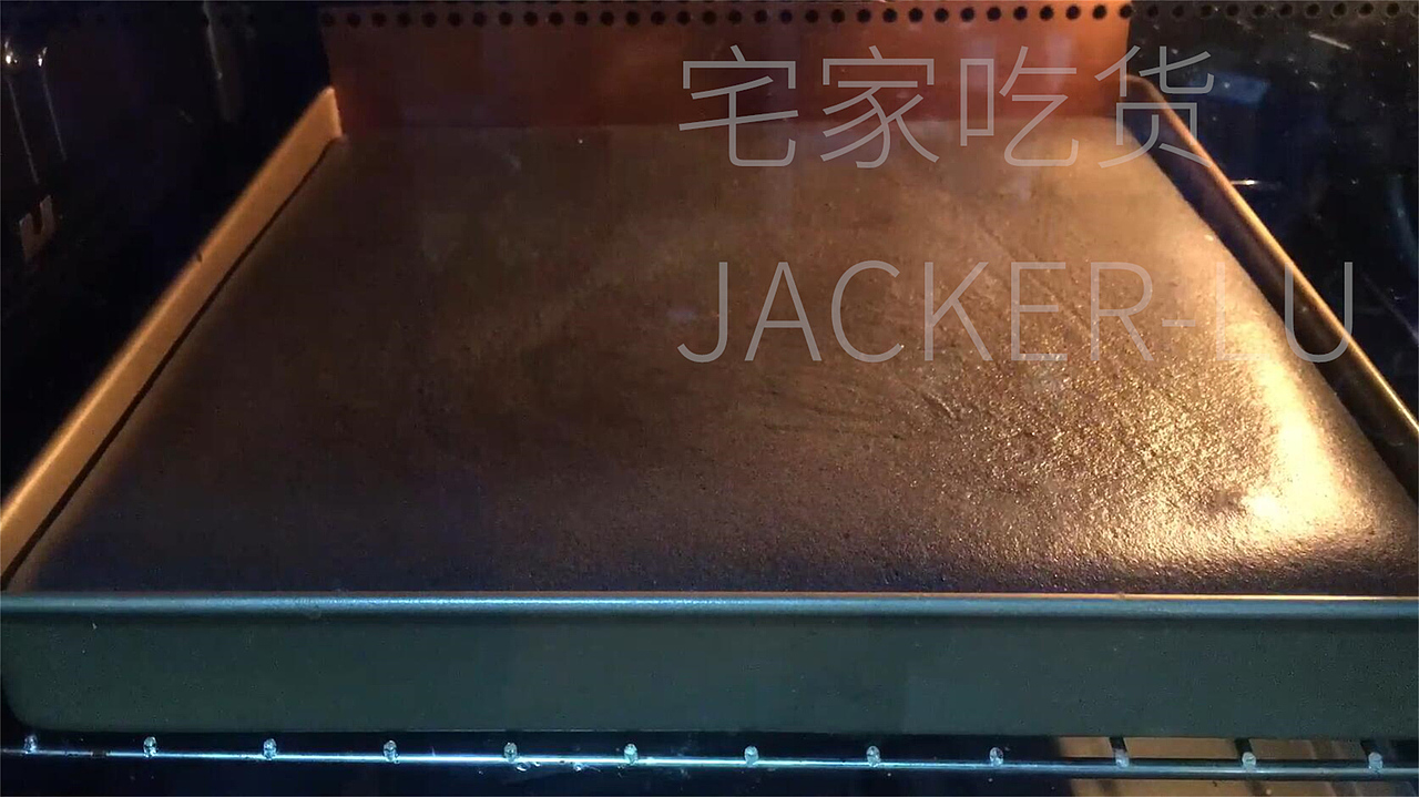 黑金抹茶卷,奶油香醇与抹茶苦甜交融在一起。