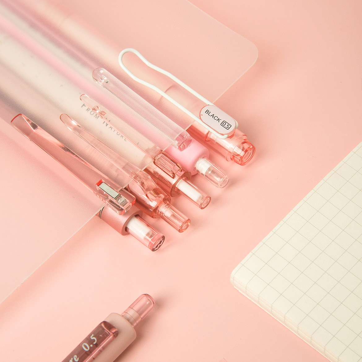 按动中性笔摄影