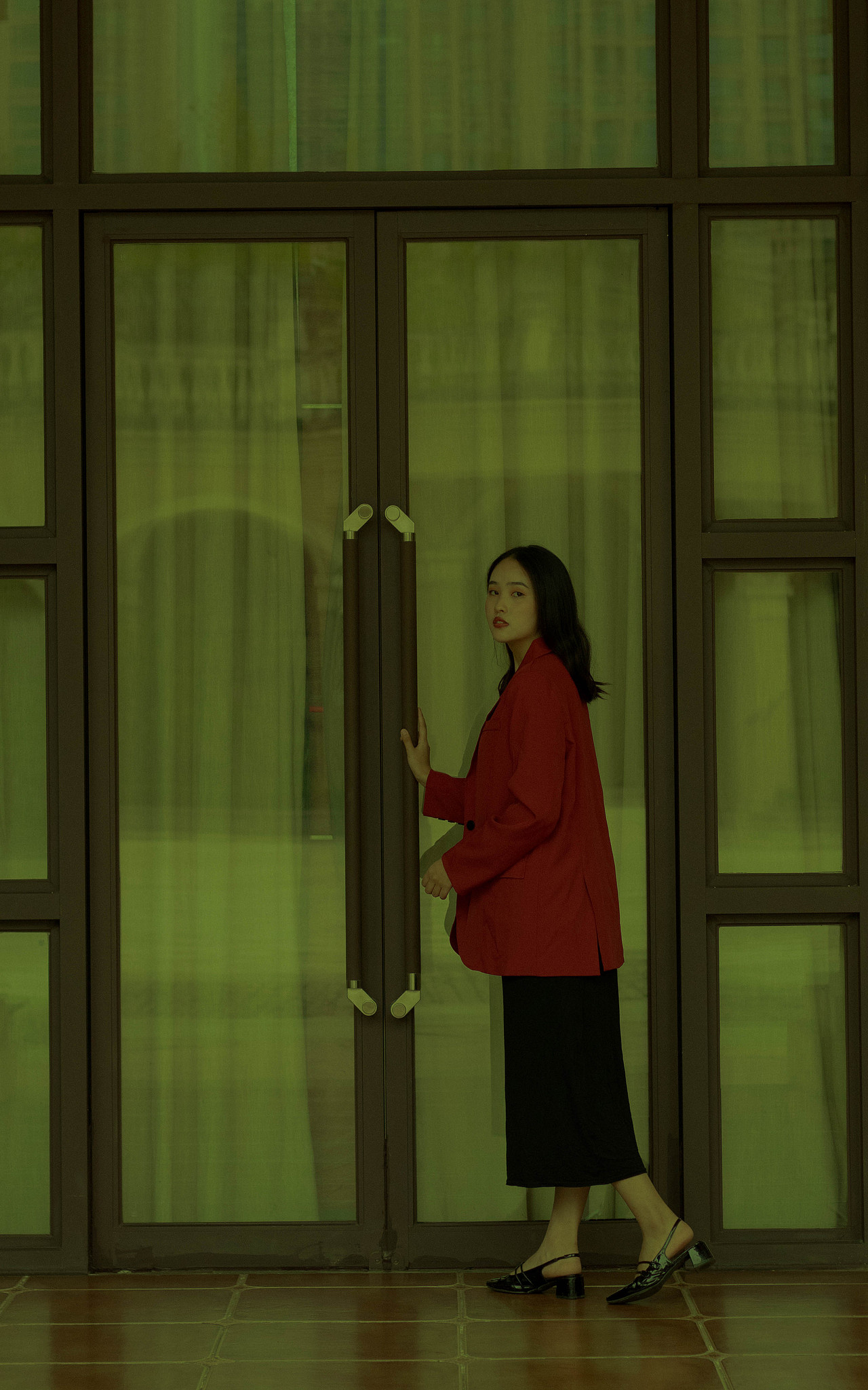 在我面前,你把世界藏起来了