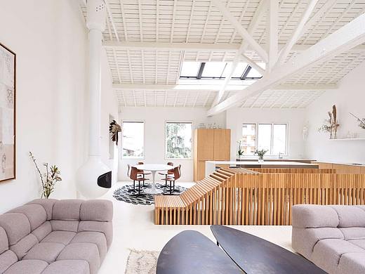 巴黎的顶层复式公寓拥抱其建筑遗产