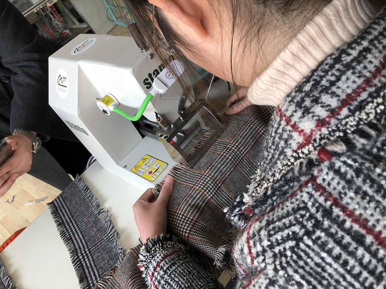 双面呢羊绒大衣流苏机，毛边机，须边机，波西米亚复古（图ZMTQ5MzAyMDg4） - 工业用品/机械 - 站酷设计师思坦途特种缝纫机原创素材 - 站酷ZCOOL