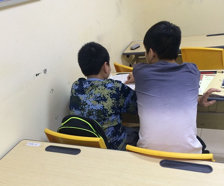 成都艺体生文化课补习学校-尚书坊教育|成都龙腾校区学子在一对一辅导班