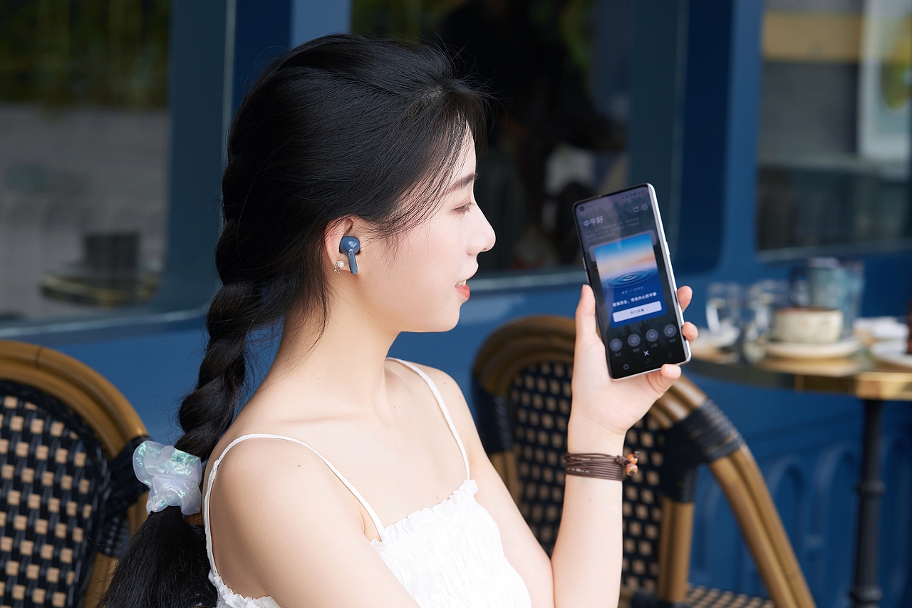 OPPO Enco X蓝色外拍图赏 模特:叶子