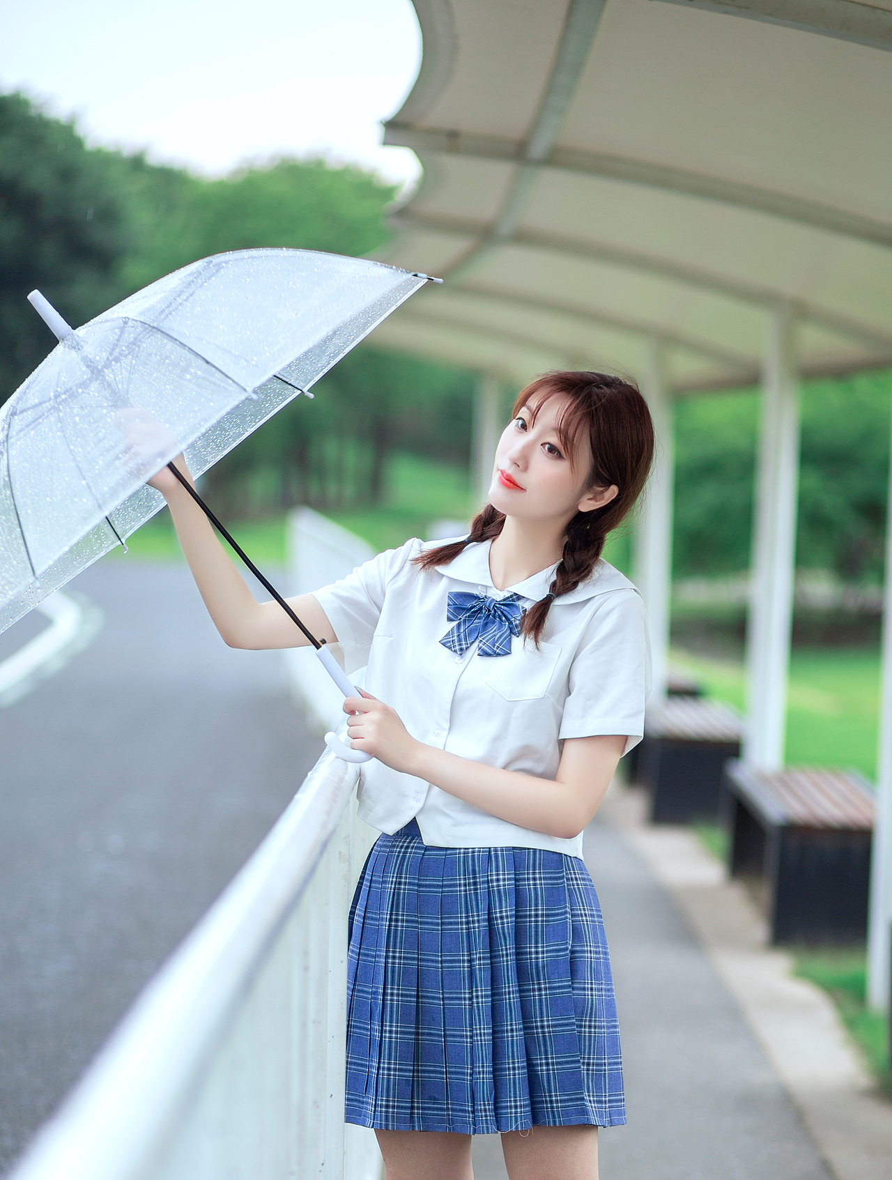 打伞的女孩