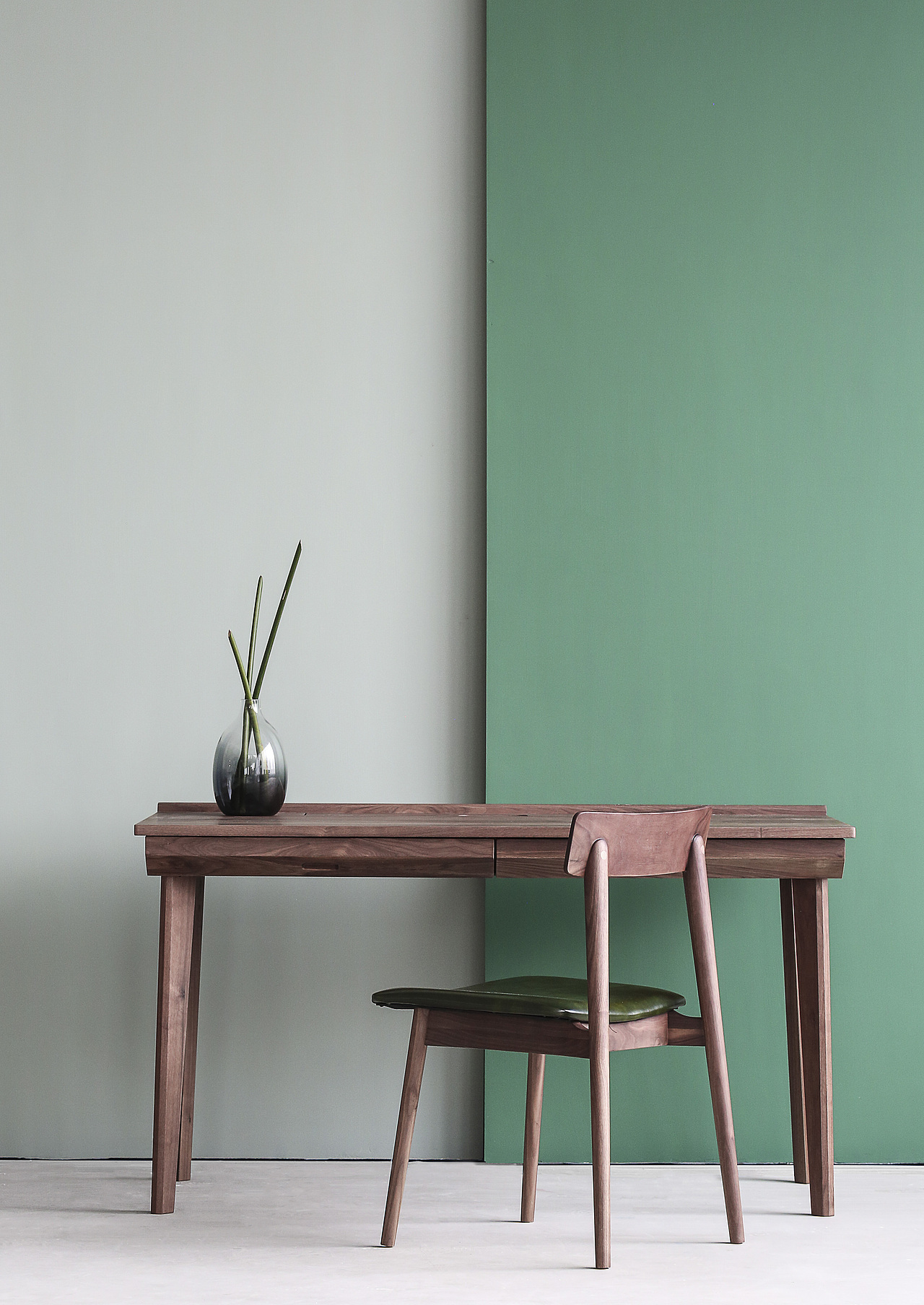 “为现代生活而设计”
宽大的桌面,修长的桌腿,斜边多格的抽屉, 根据现代人的家庭办公方式而设计的书桌。满足了大部分家庭的使用需求。