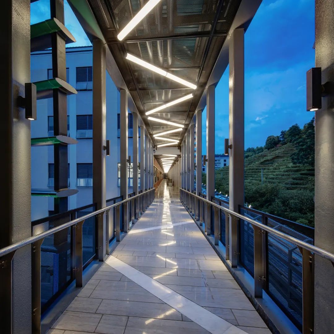 珍珠红·真正纯大楼空中连廊