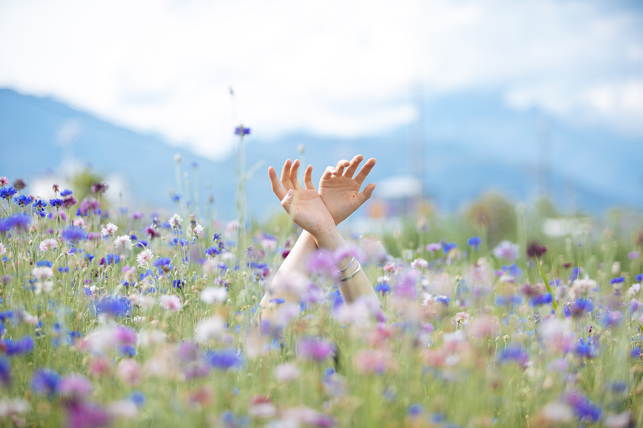 花店不开了，花继续开（图ZMjYwNDM2MTA4） - 人像摄影 - 站酷设计师深小森原创素材 - 站酷ZCOOL