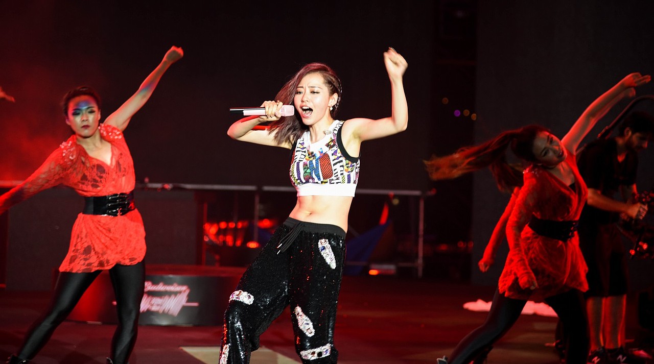 张靓颖『百威 敬真我』百威“触电派对”广州海心沙（原创摄影）（图ZMzE5MzcyNzY=） - 人像摄影 - 站酷设计师丙烯猫原创素材 - 站酷ZCOOL