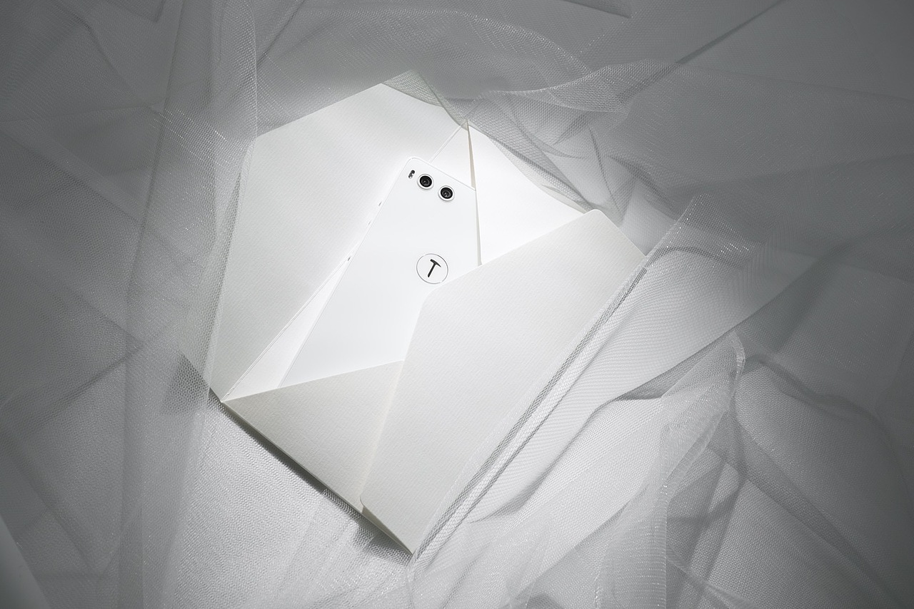 锤子手机坚果R1纯白色 白如玉美如丝（图ZMTE1OTE5NDM2） - 人文/纪实摄影 - 站酷设计师兜里有大糖原创素材 - 站酷ZCOOL