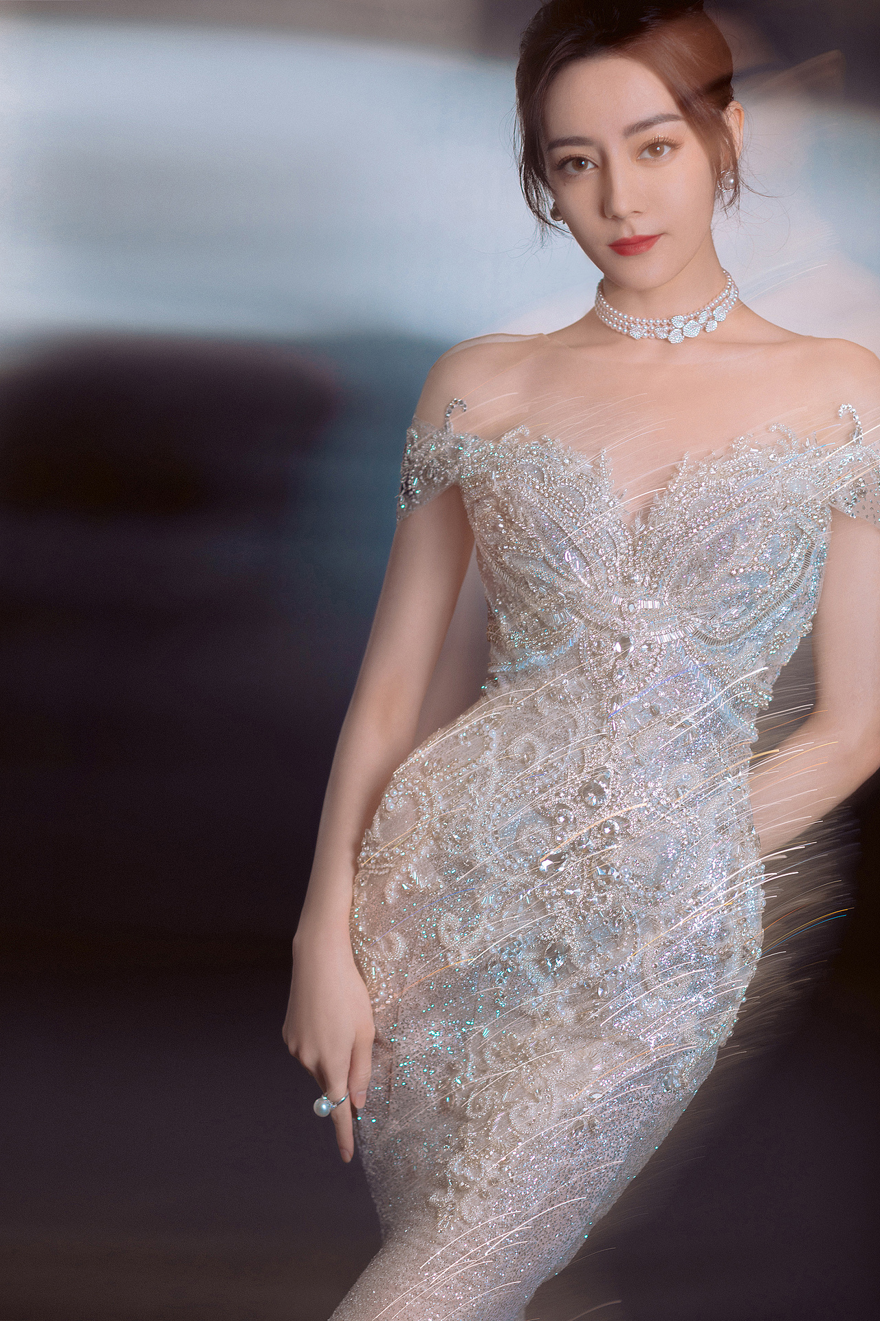 迪丽热巴《一袭璀璨星河礼裙,珠星点缀,清灵动人》