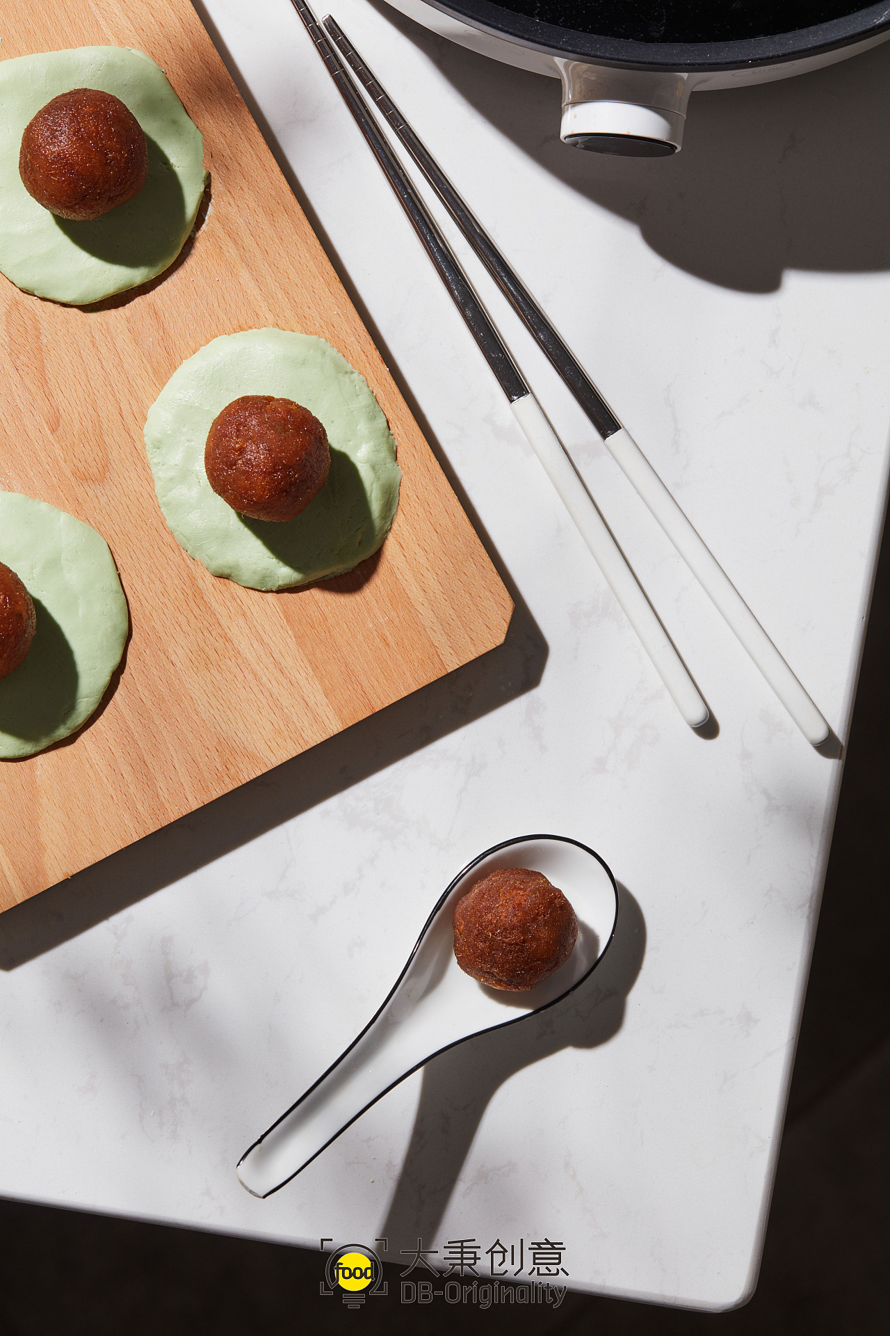 6.面团擀成长条,并分成每份40克的剂子
取一个面团剂子面皮摊平,在中间放入馅料。左手大拇指按住馅料,右手虎口进行收口,收口后稍微捏紧用掌心进行调整,青团无缝圆滑即可<br>