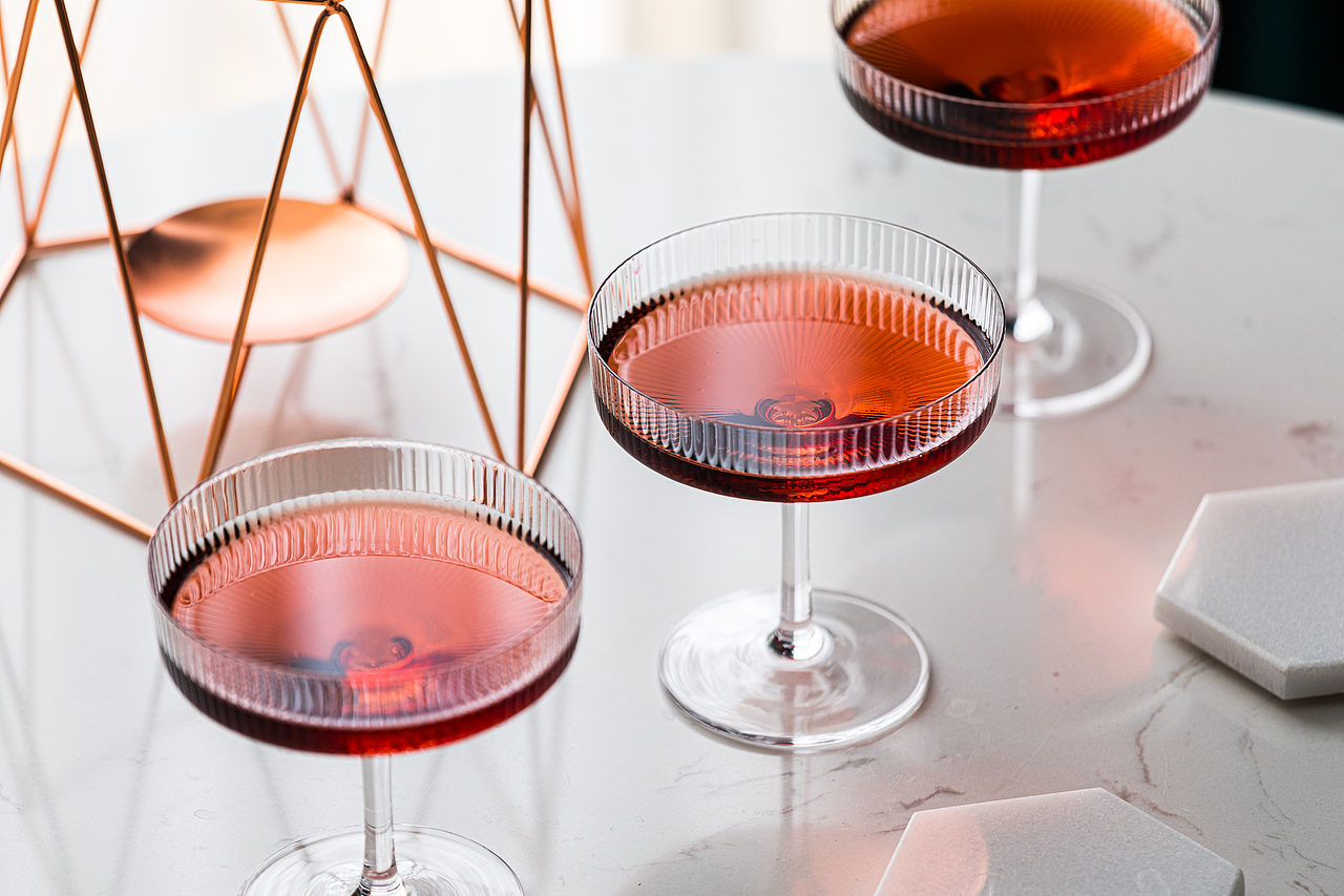 《蓝眼泪》| 高脚杯 | 葡萄酒杯 | 玻璃杯 | 饮具（图ZMjQ3NjkzNjg4） - 产品摄影 - 站酷设计师一毛拍美器原创素材 - 站酷ZCOOL