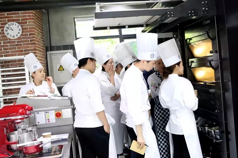 法式甜点研修三个月班课堂场景（图ZMTI3MzQzMjYw） - 其他 - 站酷设计师王森名厨学院原创素材 - 站酷ZCOOL