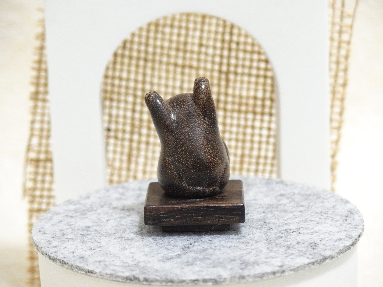 【AT才有喵-木雕摆件系列】福来抱抱(黑柿木)