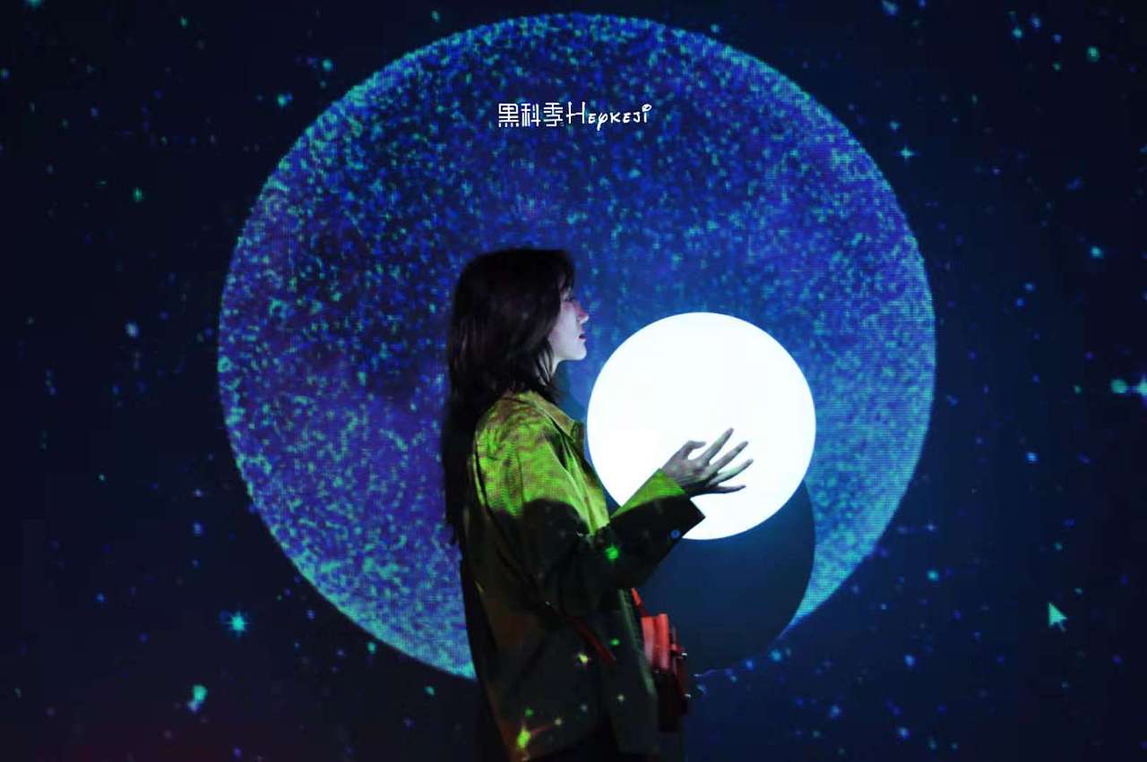 世界偶尔薄凉,内心也要繁花似锦。