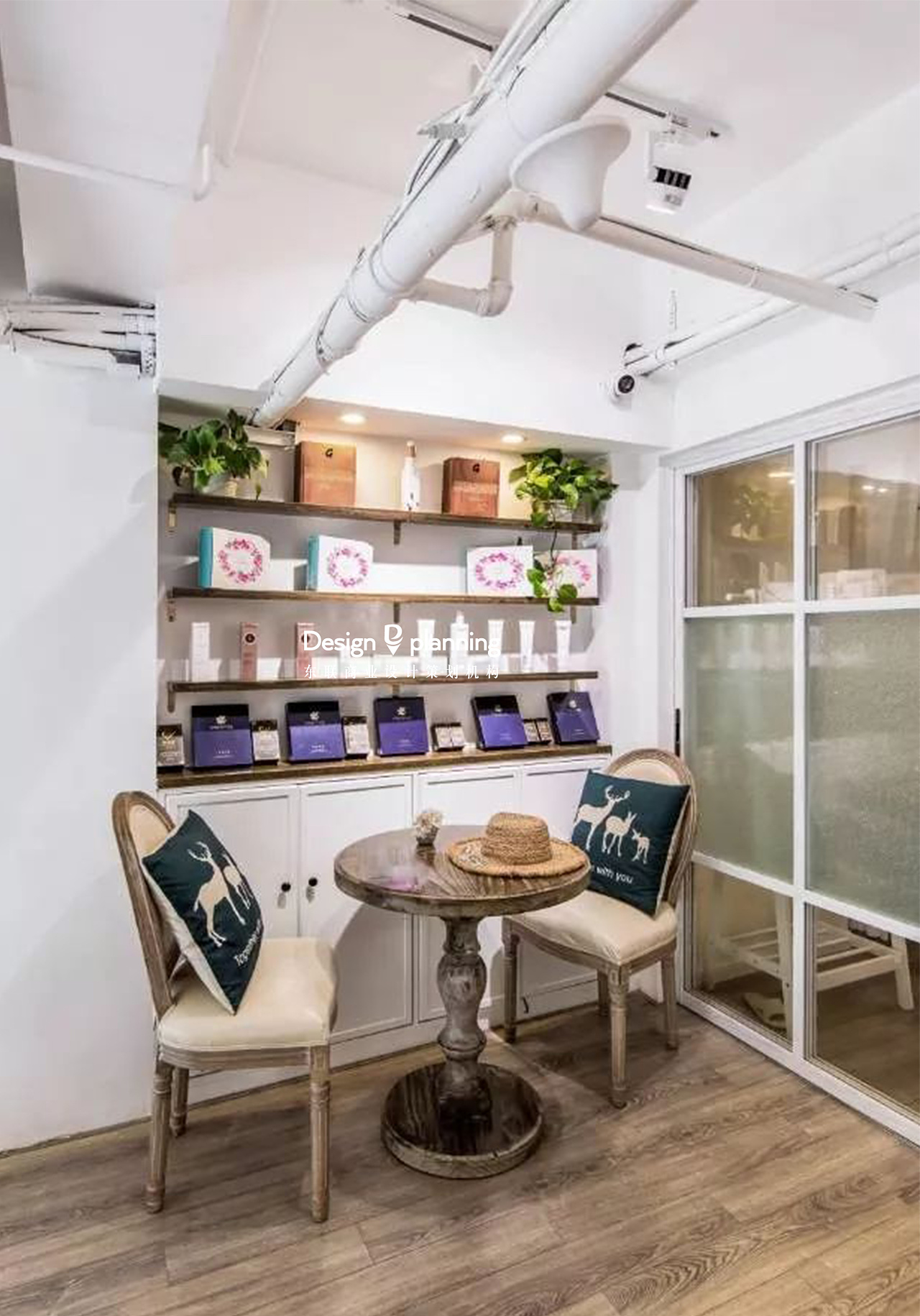 长沙复古风格美甲店装修案例图