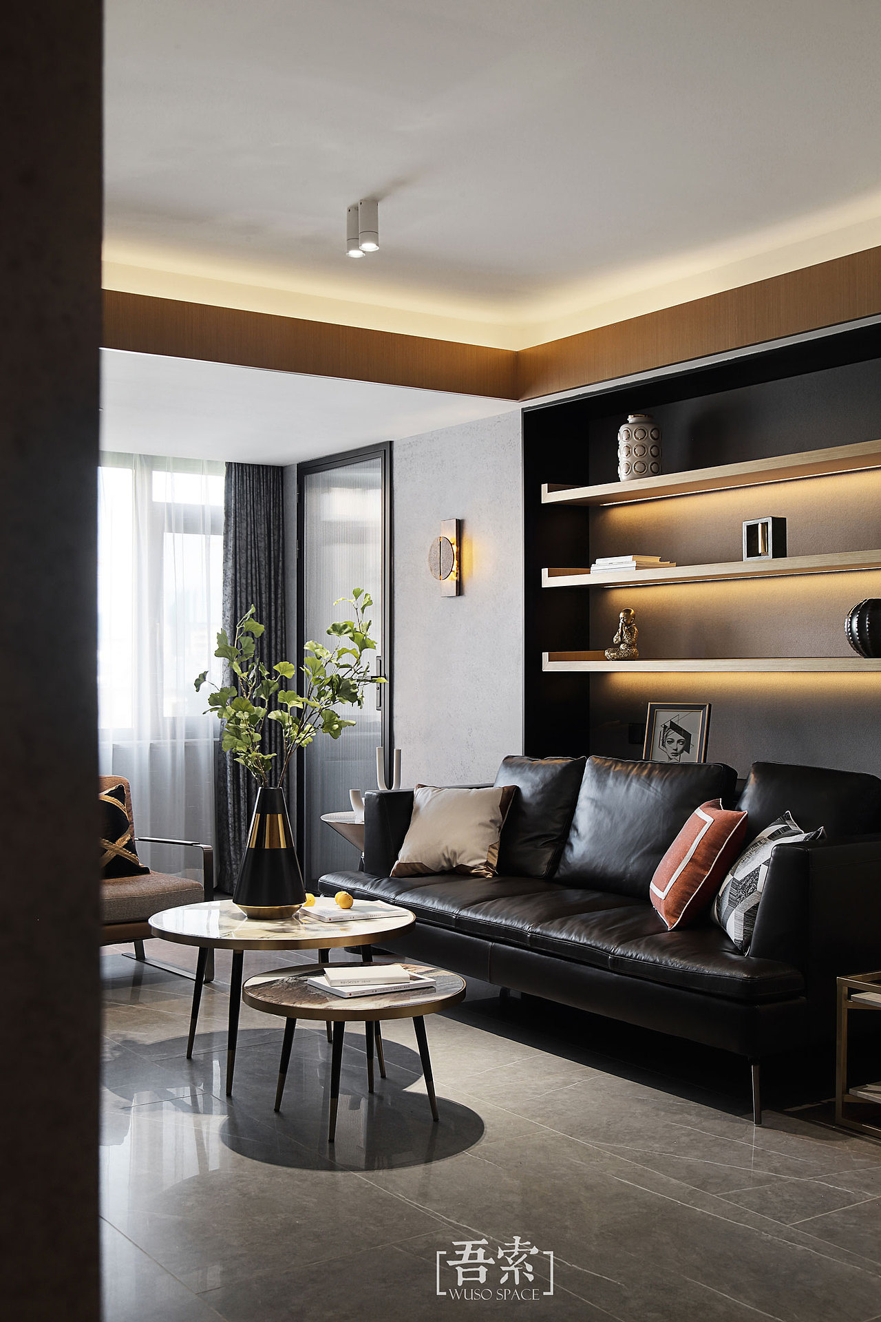 沙发背景墙的处理增加里正面的储物柜,沙发前提,背后也隐藏了收纳区域