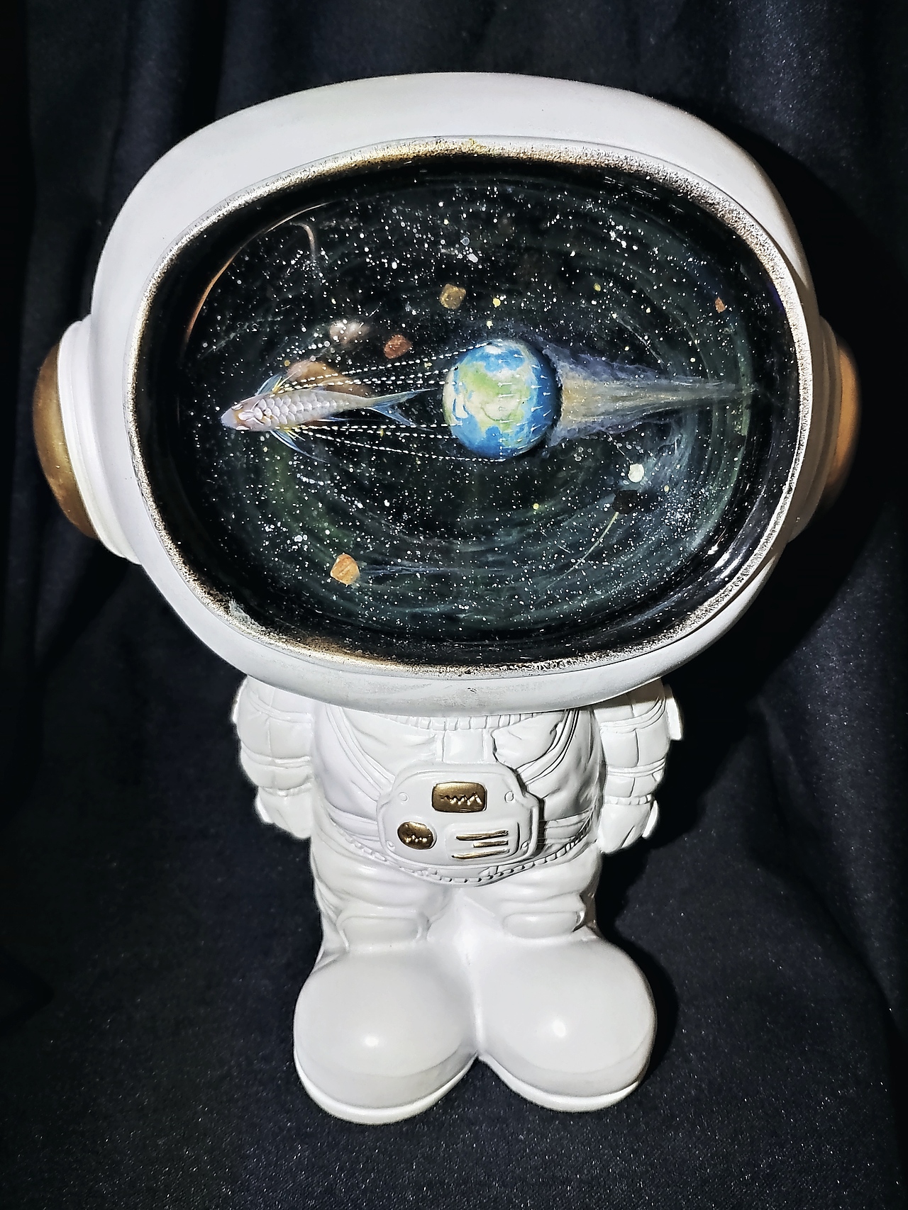 《鳌鱼》《遛浪地球》四月树脂画（图ZMjA1MjcxOTA4） - 其他手工艺 - 站酷设计师跃然脂上原创素材 - 站酷ZCOOL