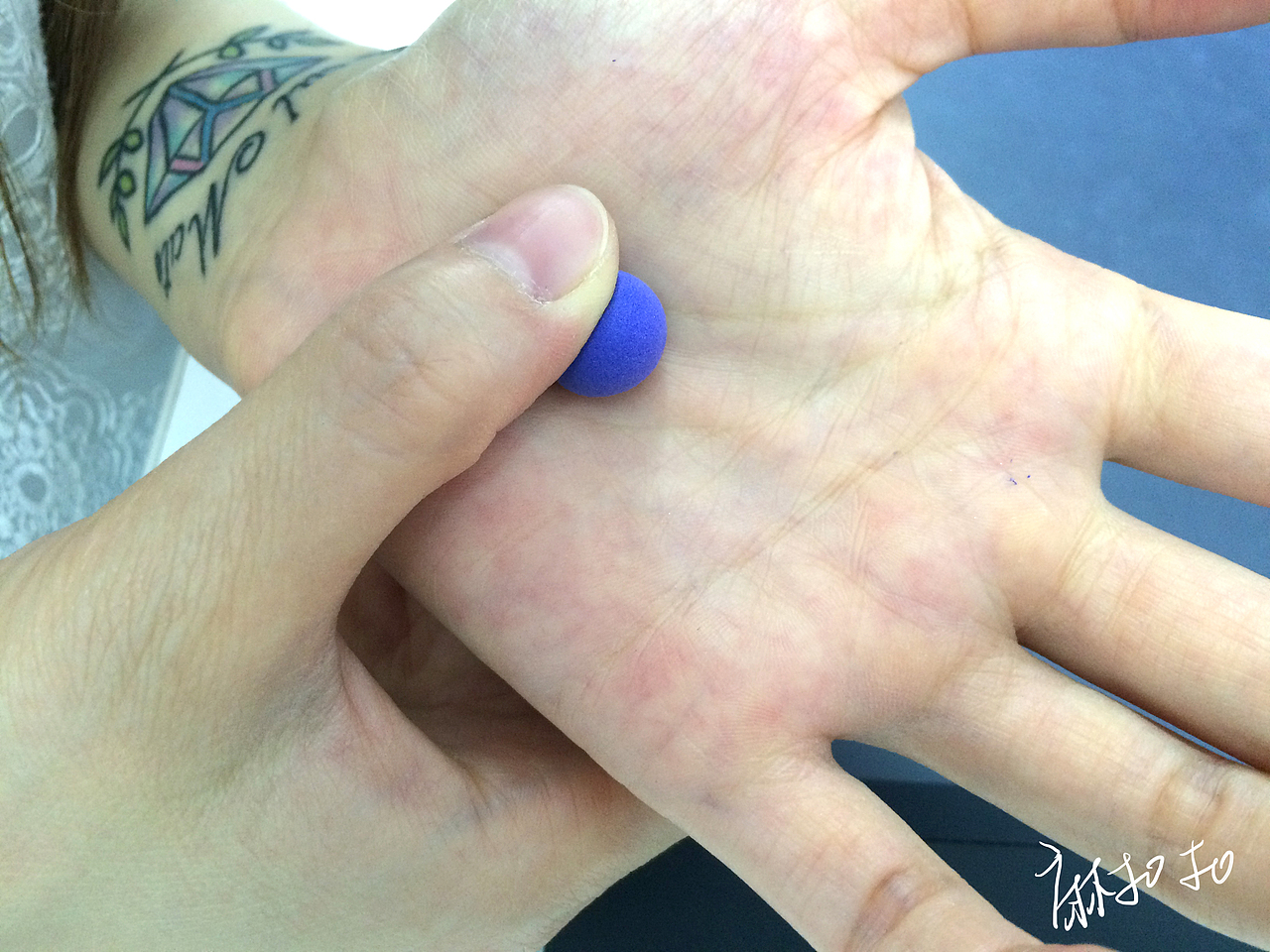 我在揉个球,因为轻粘土是自然风干的类型,有的时候储存不当会有点干,加几滴水用力揉一揉就好了。