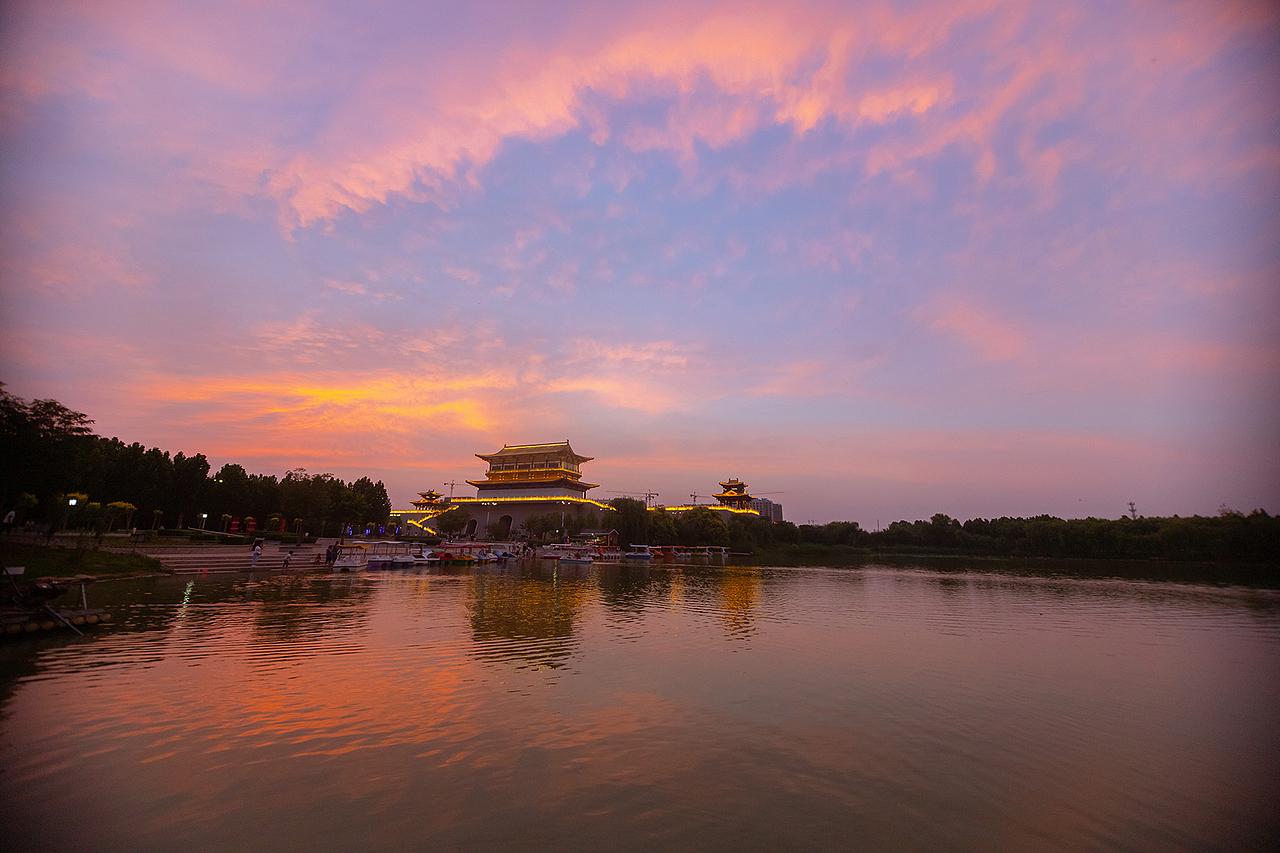 周末有晚霞的魏祠公园