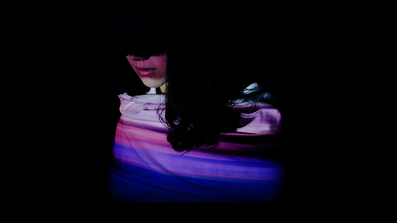 西北日落/模特/杜玉超/将拍摄到的日落颜色进行提取拉丝,使感觉以一种非具象的形式体现。