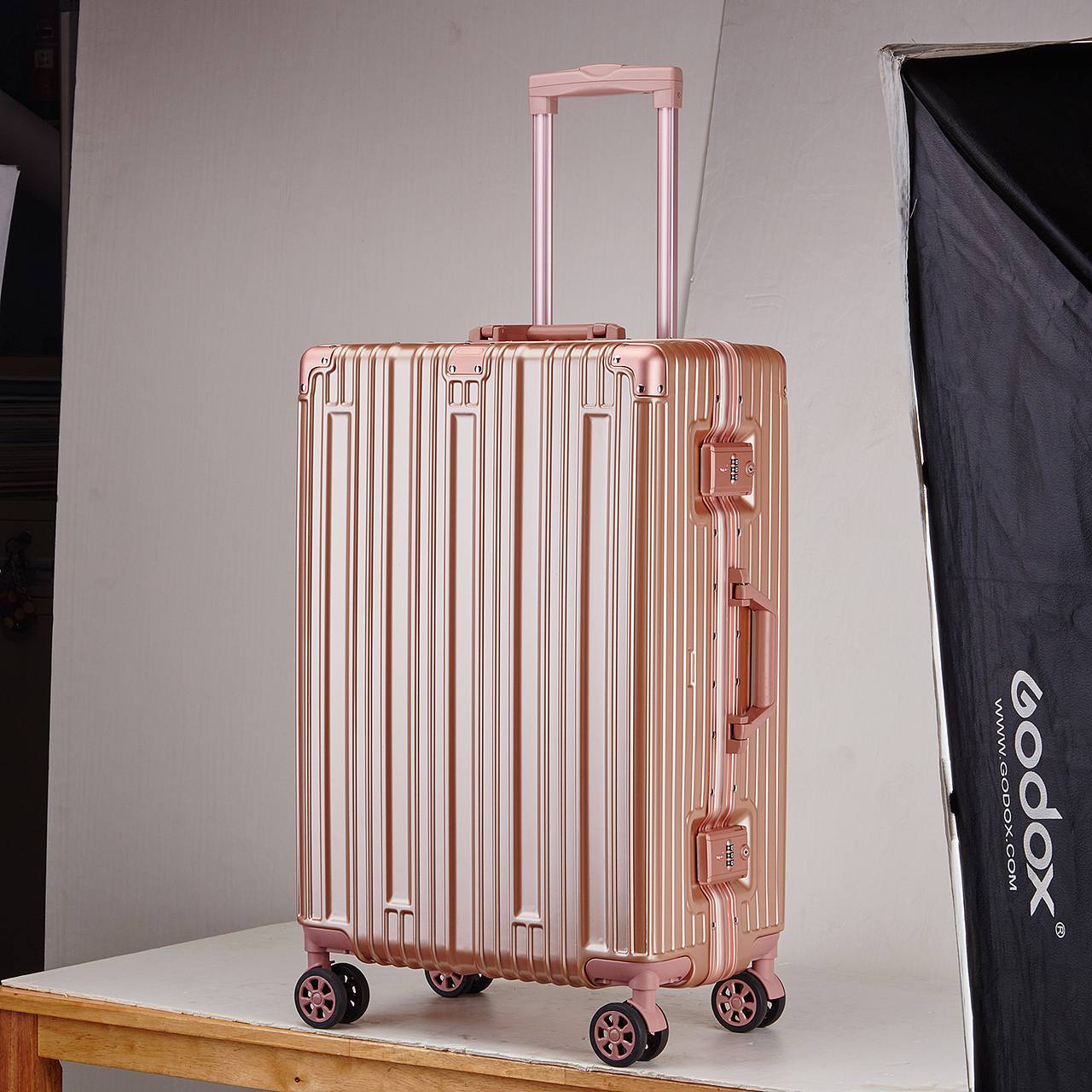 （布光教程）拉杆箱拍摄布光讲解分享 /影拓文化/木头（图ZMjU0NzA5MjU2） - 产品摄影 - 站酷设计师摄影师木头原创素材 - 站酷ZCOOL