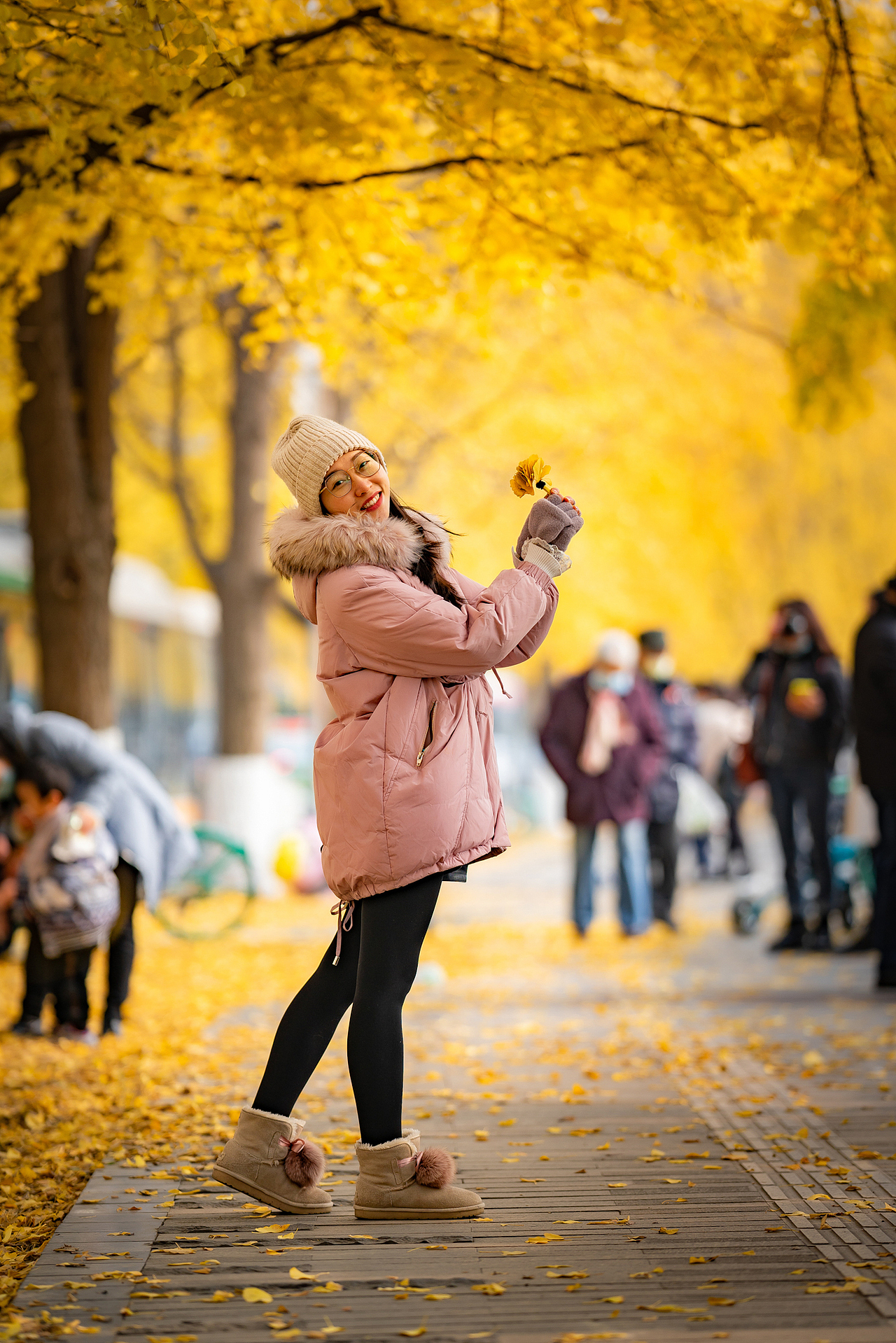 美丽的河边银杏，锦里中路（图ZMjM1NzgyNjcy） - 人像摄影 - 站酷设计师迪克高原创素材 - 站酷ZCOOL