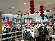 灵山上墙吊架服装店展示架KM快时尚男装货架