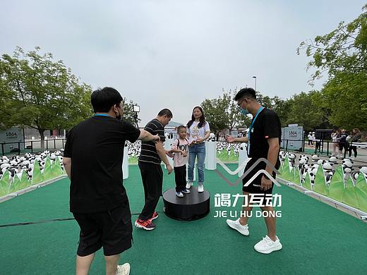 北京大熊猫巡展360度旋转自拍互动装置