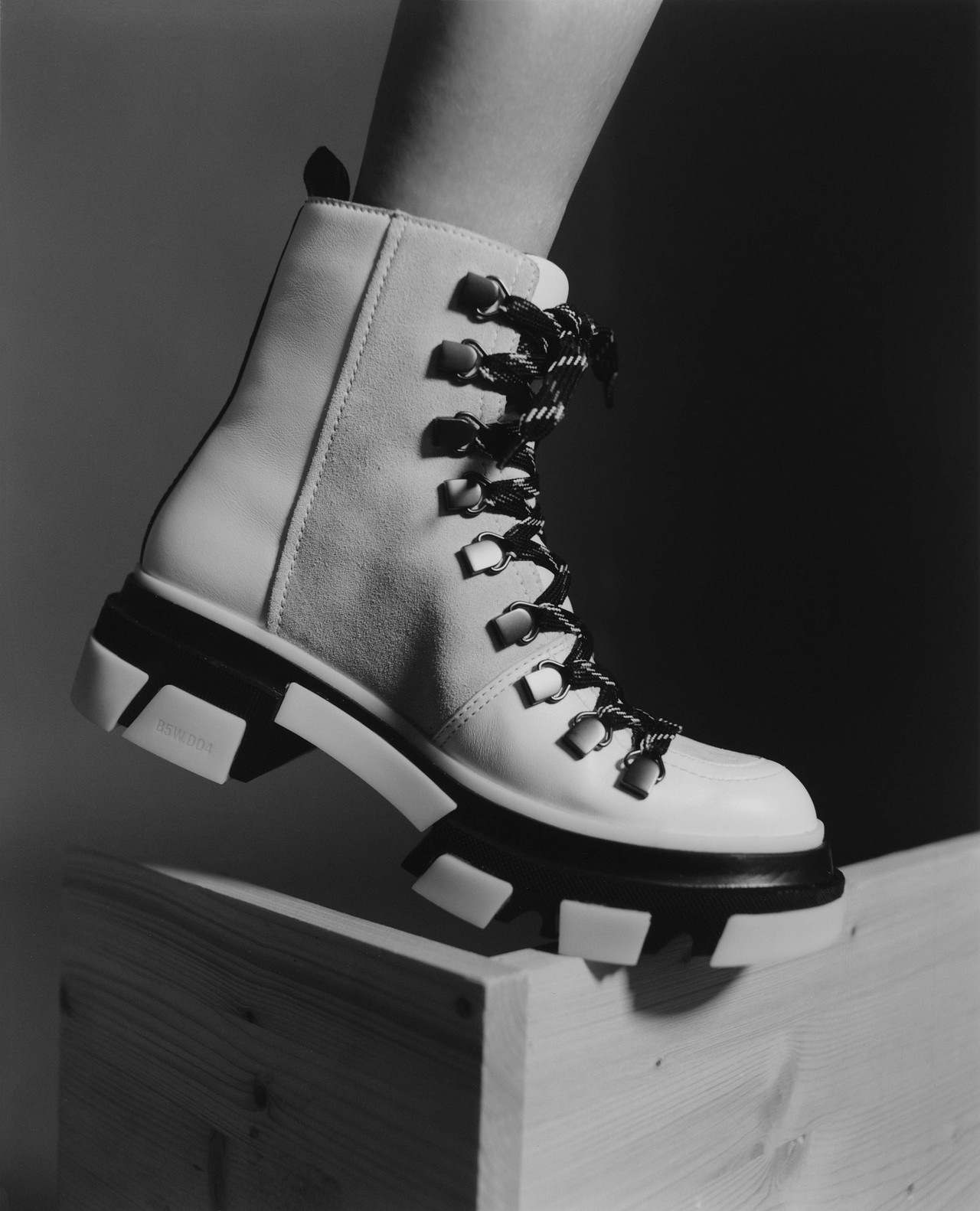 军靴系列大片图（图ZMjkxNjQwMTcy） - 时尚/艺术摄影 - 站酷设计师GRACEVI原创素材 - 站酷ZCOOL