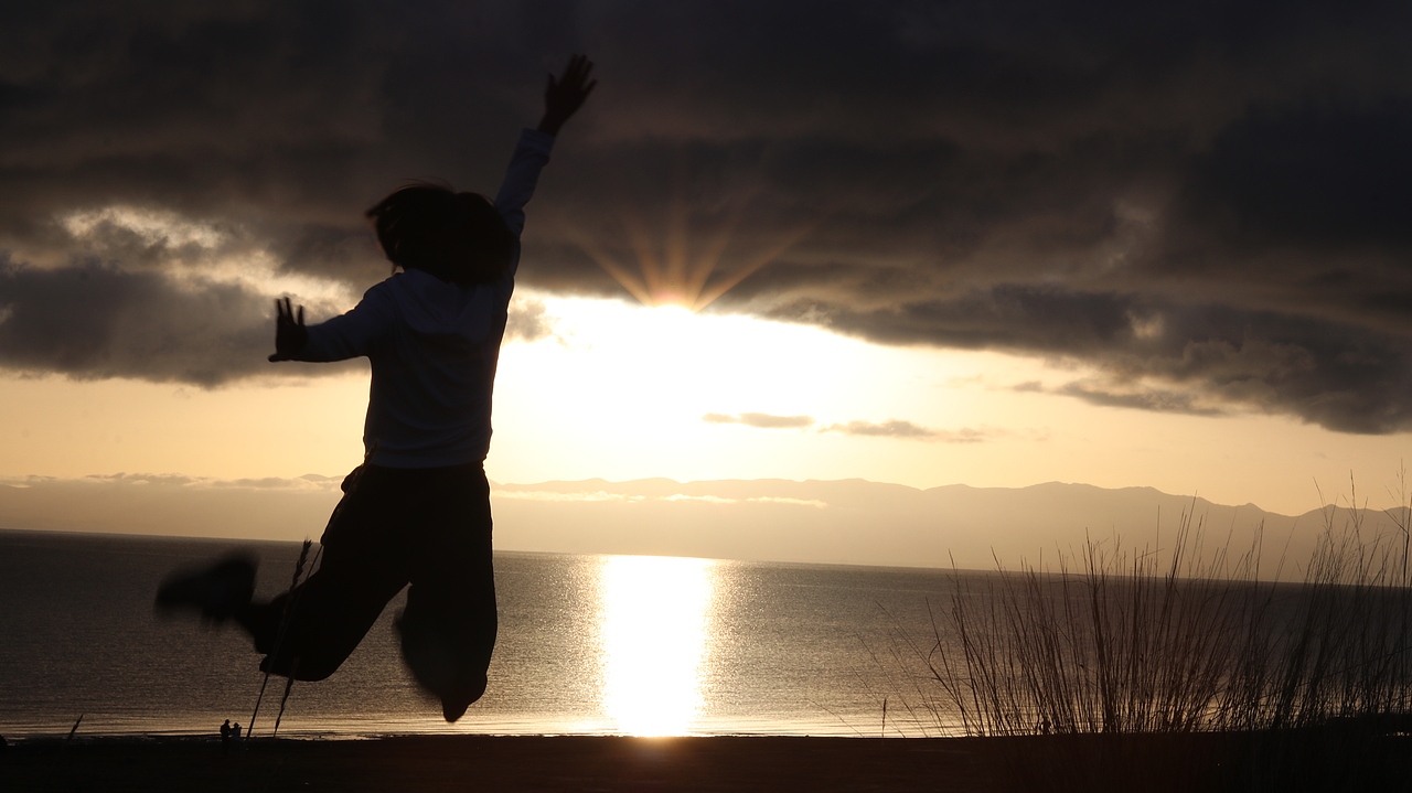 青海湖人像剪影（图ZMTMzMjE1ODI4） - 人像摄影 - 站酷设计师梦醒时分sr原创素材 - 站酷ZCOOL