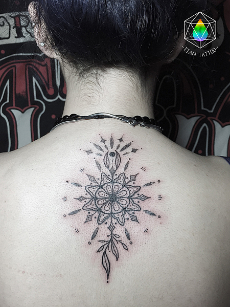 Mandala 我们身处的宇宙银河太阳系即是一个无垠到至大的Mandala,小至树木年轮、波纹、花朵、细胞,我们都能感受到其中神秘而富有哲学的能量定律。