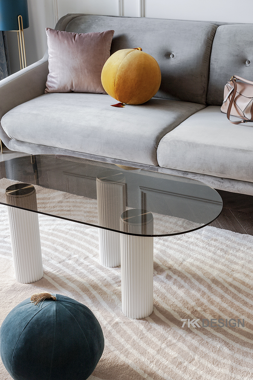 弧形的茶几,是业主精心挑选的网红茶几优雅小巧中透着精致.