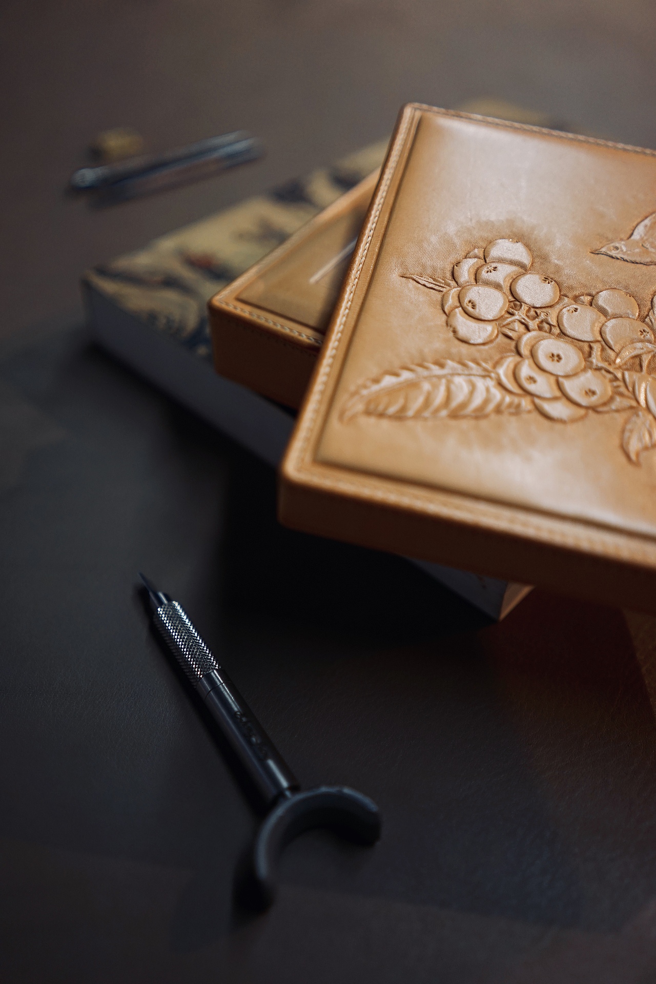 花鸟小品皮雕盒子（图ZMTQ5NDcyMDMy） - 工艺品设计 - 站酷设计师大尹出品原创素材 - 站酷ZCOOL